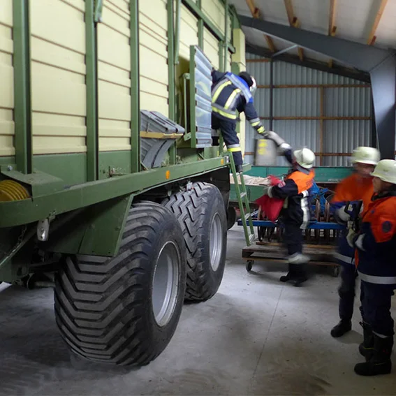 GJ-24h_Uebung-2017-Landwirtschaft-Vermisstensuche_Ladewagen.jpg